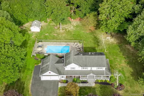 12 Canterbury Ln, Ramapo, NY 10901