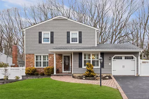 31 Country Lane Dr, Kings Park, NY 11754
