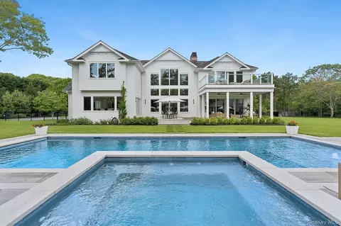 4 Heatherwood Ln, Quogue, NY 11959
