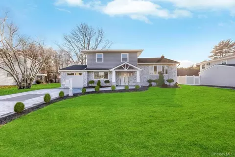 7 Suzanne Ln, Bethpage, NY 11714
