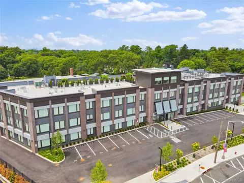 218 Middle Neck Rd #211, North Hempstead, NY 11021