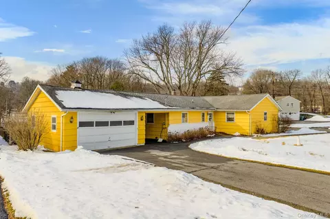 16 Overlook Dr, Newburgh, NY 12550