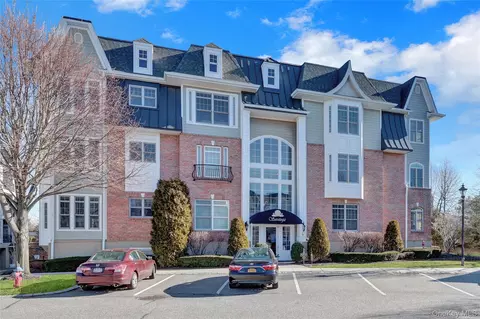 514 Pacing Way #514, Westbury, NY 11590