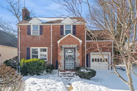 12 Taylor Pl, Hempstead, NY 11550