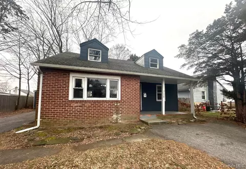 104 Weeks Rd, North Babylon, NY 11703