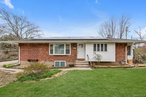 1521 Pine Acres Blvd, Bay Shore, NY 11706
