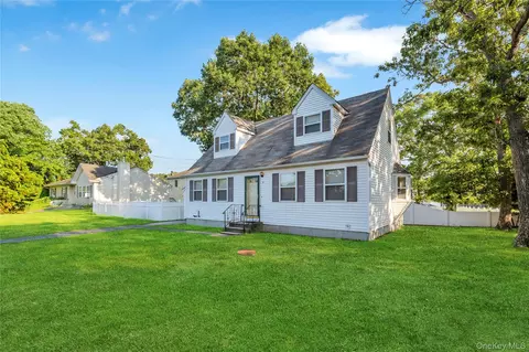2 Brushwood Dr, Shirley, NY 11967