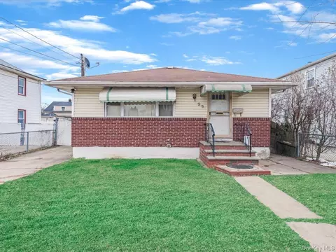 22 Mason St, Hempstead, NY 11550