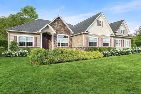 9 Sipala Ct, Manorville, NY 11949