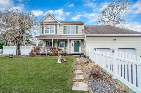 30 Lakeview Dr, Mastic Beach, NY 11951