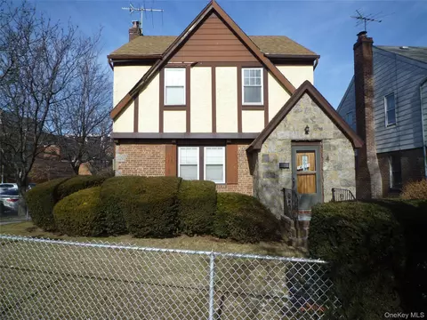 141-11 Booth Memorial Ave, Flushing, NY 11355