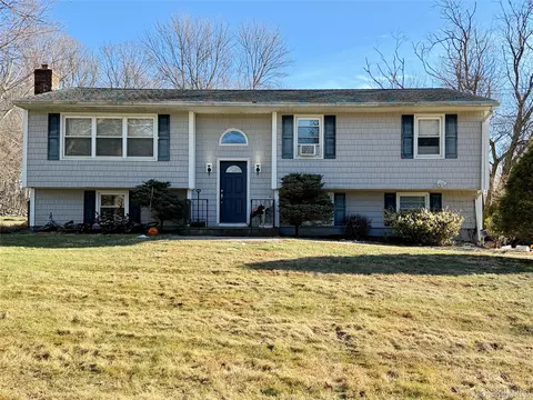 110 Wayacross Rd, Mahopac, NY 10541