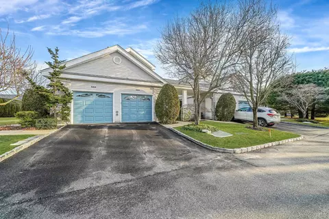 554 Mirror Pond Ct, Moriches, NY 11955