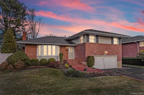 26 Glenwood Rd, Plainview, NY 11803