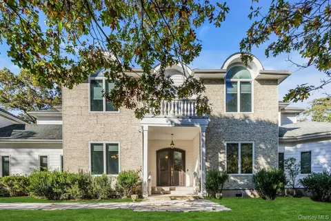 10 Bay Woods Dr, Hampton Bays, NY 11946