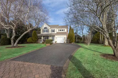 70 Fairway Dr, Wading River, NY 11792