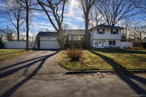 106 Burton Ln, Commack, NY 11725