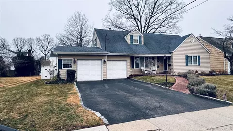 71 Home St, Malverne, NY 11565