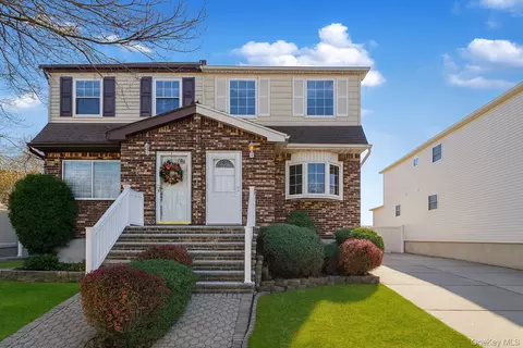 11 Ironwood St, Staten Island, NY 10308