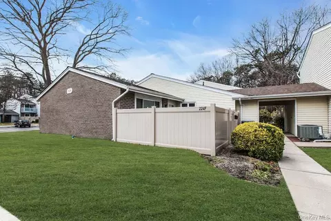 224 Springmeadow Dr #F, Holbrook, NY 11741