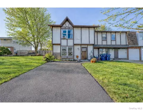 22 Red Barn Ln, Middletown, NY 10940