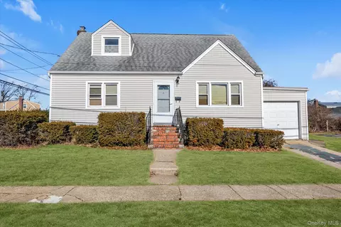 5 White St, Valley Stream, NY 11580
