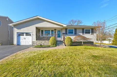 534 Hyman Ave, West Islip, NY 11795