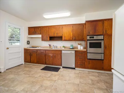 Kitchen - 3 Spring Rock Pl, Ramapo, NY 10977 photo 2 of 2