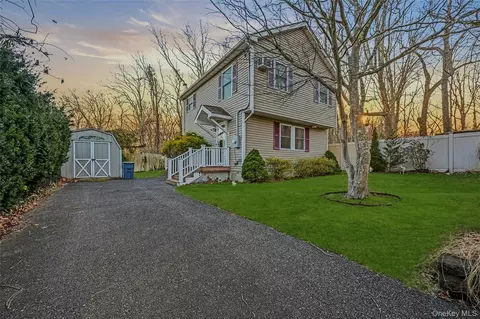 1 3rd St, Wading River, NY 11792