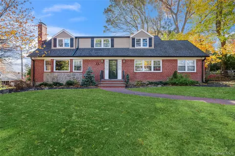 12 Mallard Cv, Centerport, NY 11721