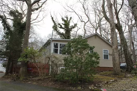 9 Eastway Path, Calverton, NY 11933