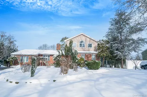 3 Huron Rd, Shirley, NY 11967