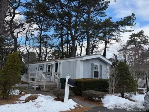 525 D17 Riverleigh, Riverhead, NY 11901
