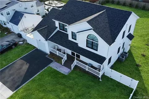 551 Grand Ave, Lindenhurst, NY 11757
