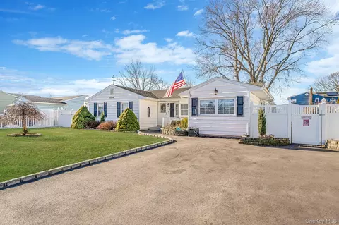 28 Pamela Ln, Selden, NY 11784