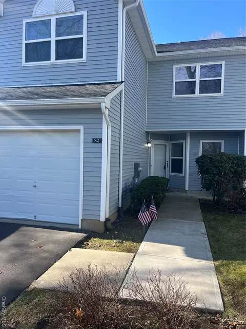 82 Lakeview Dr, Manorville, NY 11949
