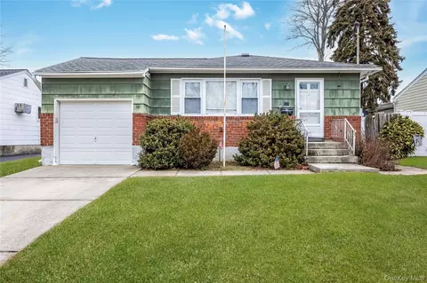 139 N Cedar St, Massapequa, NY 11758