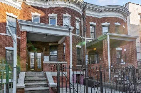 21 Charlotte St, New York, NY 11385