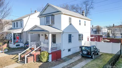 165 Cochran Pl, Valley Stream, NY 11581