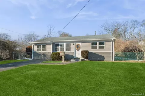 31 21st Ave, Bay Shore, NY 11706