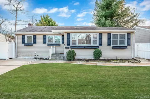 792 Frankford Rd, West Babylon, NY 11704