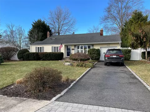 946 Manor Ln, Bay Shore, NY 11706