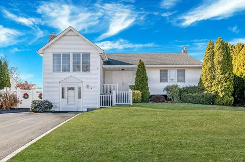 18 Amapola Ln, Kings Park, NY 11754