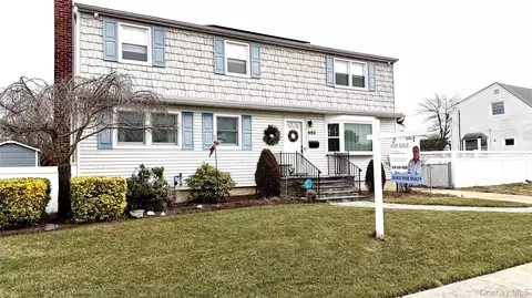493 Kell Pl, Seaford, NY 11783