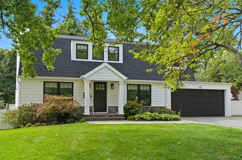17 Entrance Rd, North Hempstead, NY 11577