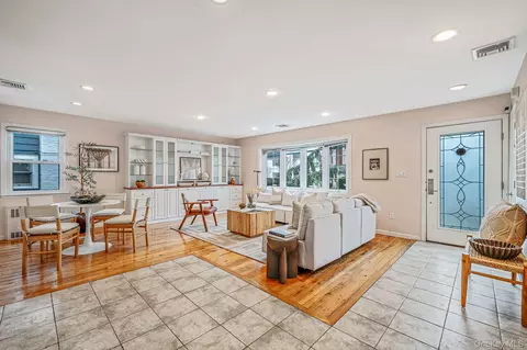 137 Charles St, Lynbrook, NY 11563