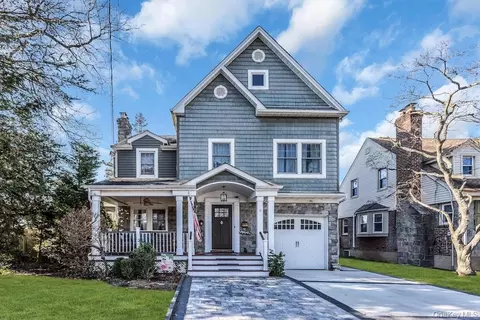 14 Hawthorne St, Lynbrook, NY 11563