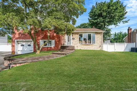 86 Silber Ave, Bethpage, NY 11714