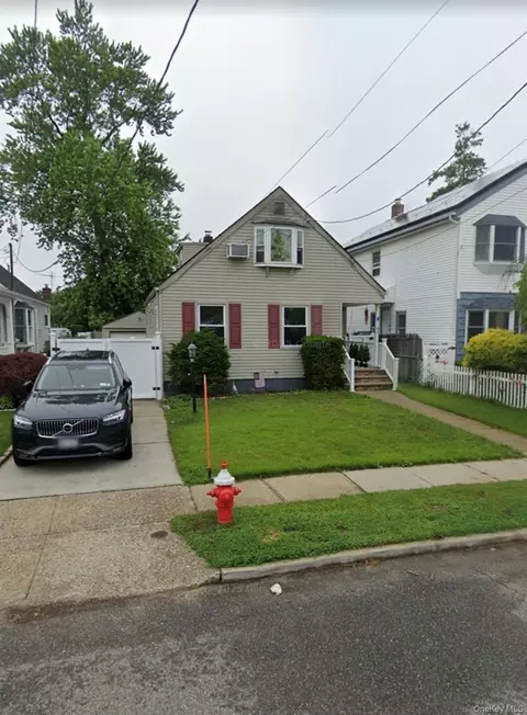 45 Evelyn Ave, Westbury, NY 11590