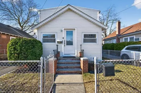 22 Bay Beach Ave, Bayville, NY 11709